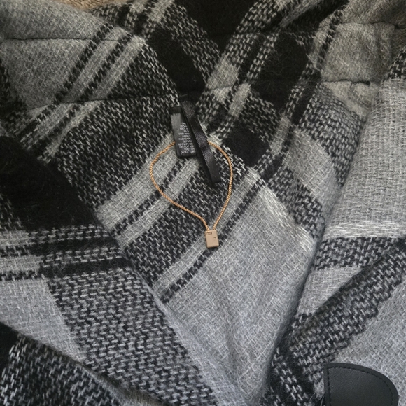 Black And Gray Plaid Cape with Toggle Closure NWOT One Size - Picture 2 of 6